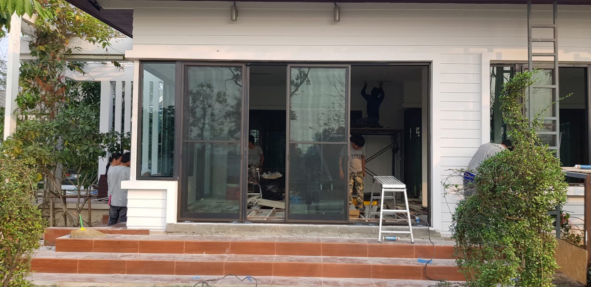 มุ้งลวดภายนอกบ้าน ทำความสะอาดงาน